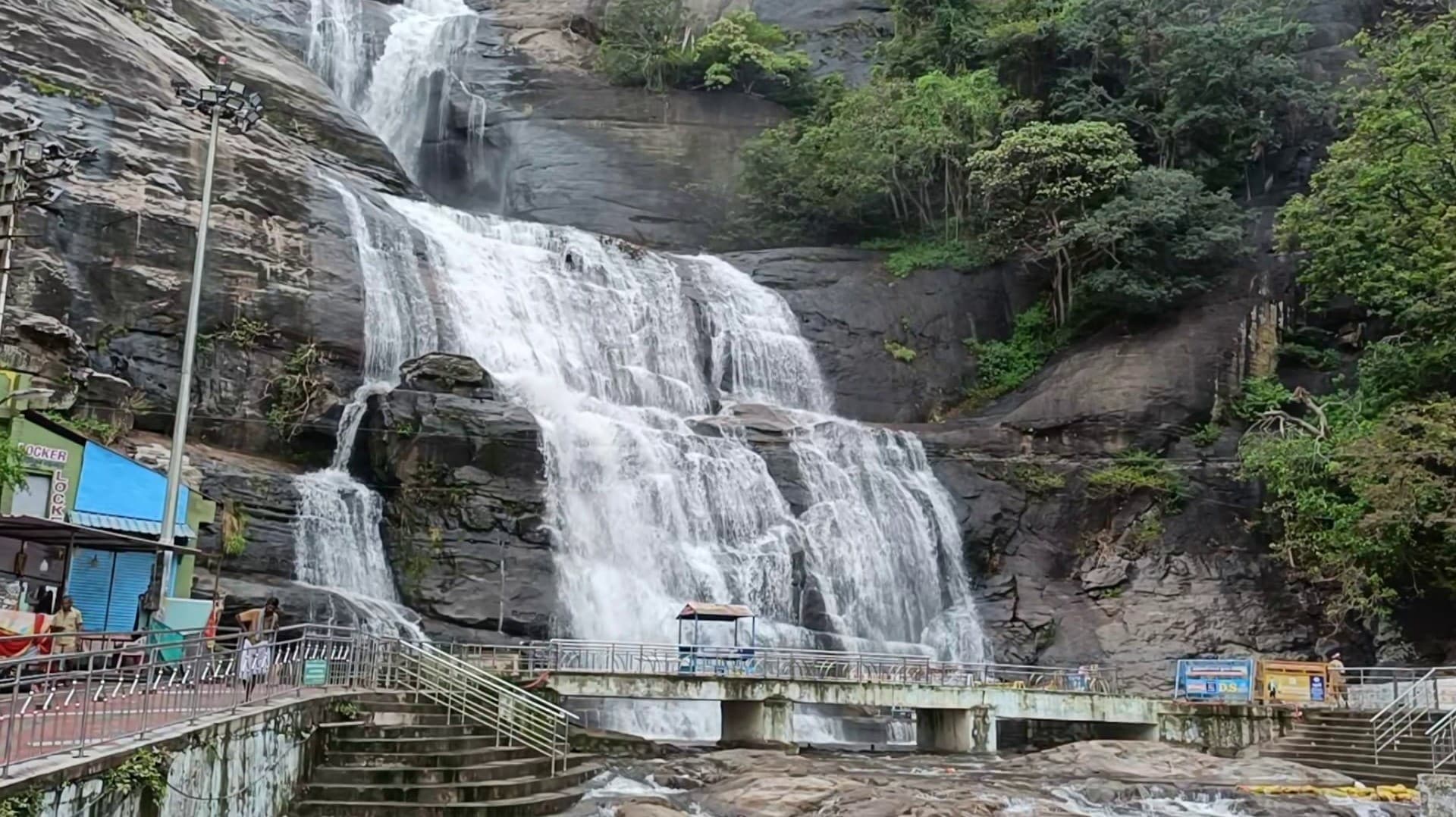 குற்றாலம் மெயின் அருவியில் நீர் ஆர்ப்பரித்துக் கொட்டுவதால் சுற்றுலா பயணிகள் குளிக்கத் தடை