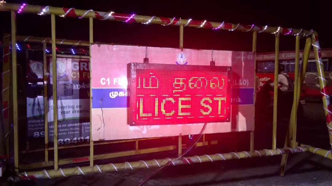 புத்தாண்டை பாதுகாப்புடன் கொண்டாட முன்னேற்பாடுகள்... சாலைகளில் தடுப்புகளை அமைத்து வாகனங்களின் வேகத்துக்கு கட்டுப்பாடு