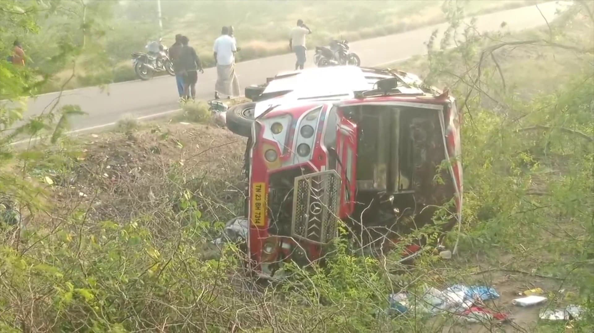 திதி கொடுப்பதற்காக குடும்பத்துடன் ராமேஸ்வரம் சென்ற போது வேன் கவிழ்ந்த விழுந்து  விபத்து..