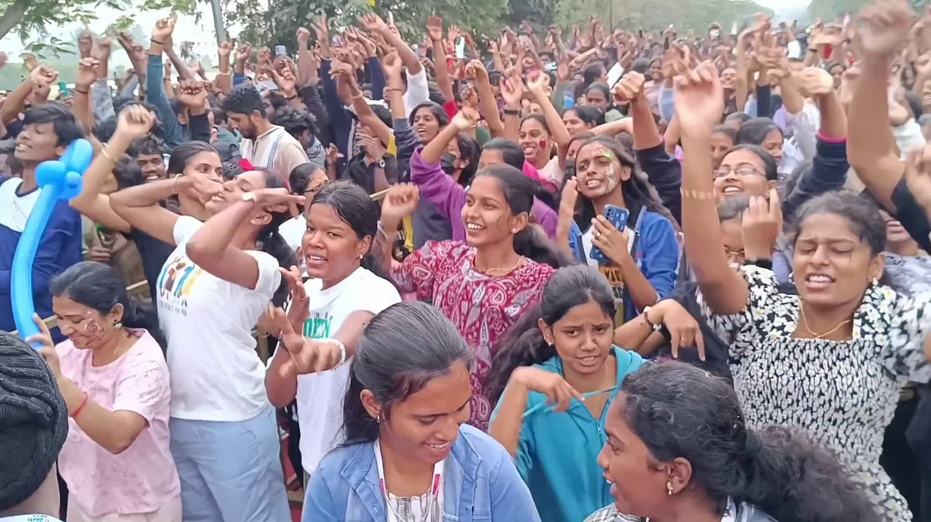 கோயம்புத்தூர் அவிநாசி சாலையில் களைகட்டிய ஹேப்பி ஸ்ட்ரீட் நிகழ்ச்சி... ஆட்டம் பாட்டம் கொண்டாட்டத்துடன் உற்சாகம்