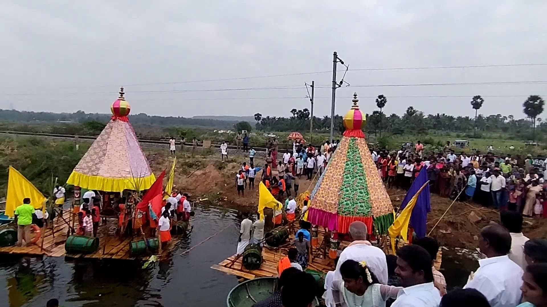 ஸ்ரீவேட்ராய பெருமாள் கோயில் தெப்ப திருவிழா.. தெப்பங்களில் உலாச் வந்த உற்சவர்கள்